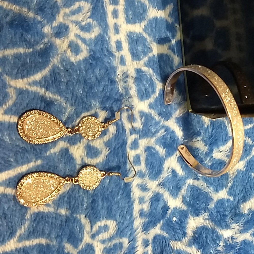 Dangle earrings and bangle set
